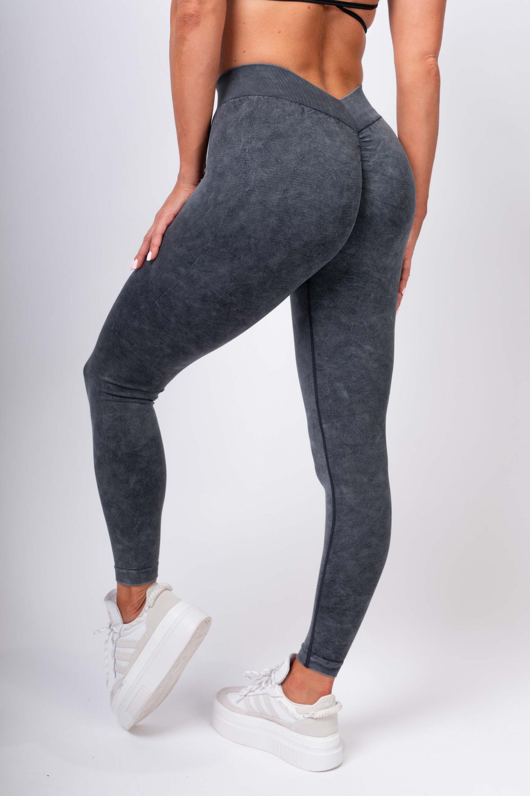 Legginsy bezszwowe V z marszczeniem szare - obrazek 3